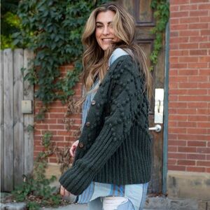 Women’s Hand Knit Nepali Wool Jill Sweater in Heather Green. Size medium NWT